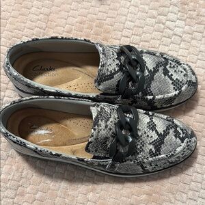 Clarks Women's Black and Gray Loafers